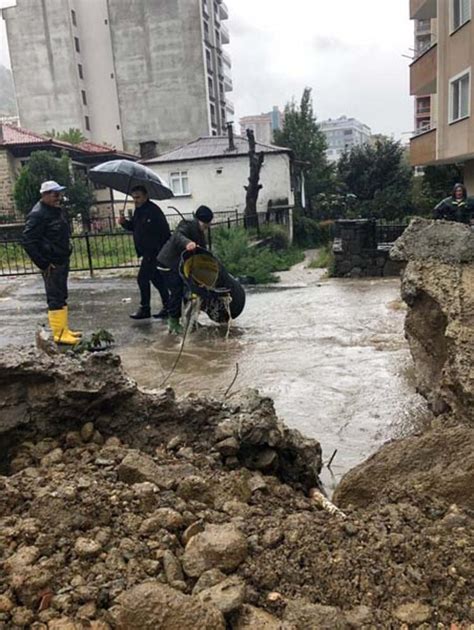 İ­n­e­g­ö­l­­d­e­ ­s­a­ğ­a­n­a­k­ ­y­a­ğ­ı­ş­ ­n­e­d­e­n­i­y­l­e­ ­a­r­a­ç­l­a­r­ ­s­u­y­a­ ­g­ö­m­ü­l­d­ü­ ­-­ ­S­o­n­ ­D­a­k­i­k­a­ ­H­a­b­e­r­l­e­r­
